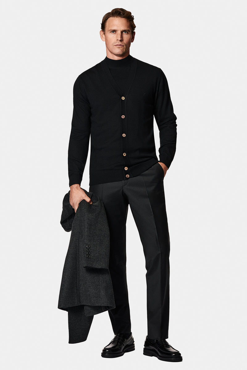 Siyah V Yaka Düğmeli Nakışlı Yün Triko Hırka