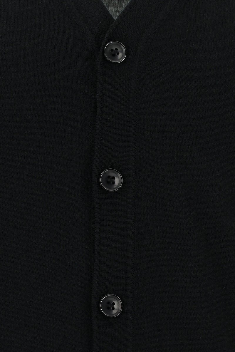 Siyah V Yaka Düğmeli Nakışlı Yün Triko Hırka